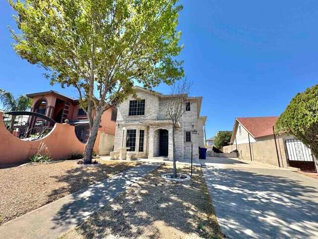 Foto del edificio - 210 Leon Ave