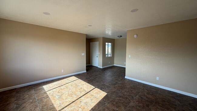 Foto del edificio - Three Bedroom Two Bathroom Apartment in San Bernardino!