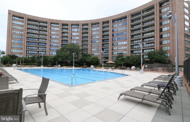 Foto del edificio - 1805 Crystal Dr