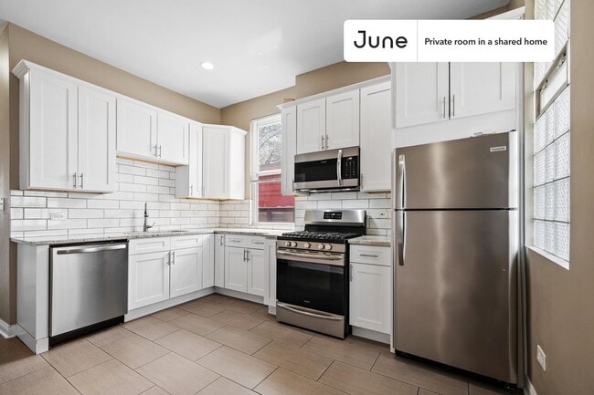 Building Photo - Private bedroom in 3 bed/1 bath Home