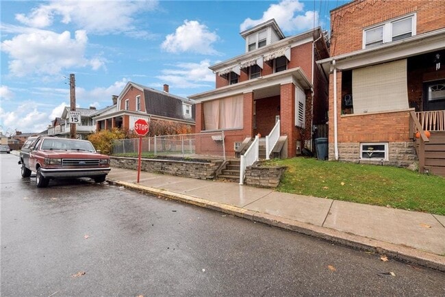 Photo - Bright and Roomy 6-Bedroom in McKees Rocks with Garage House