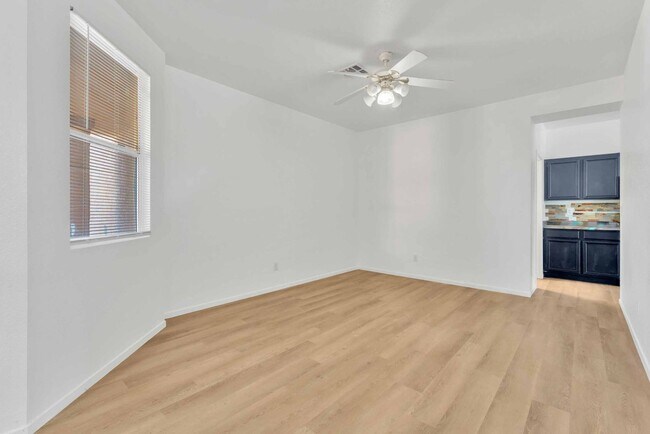 Foto del edificio - Expansive 5-Bedroom Home with Loft!