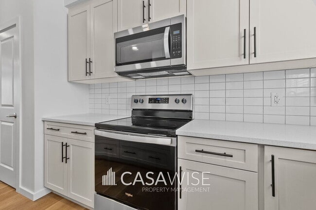 Building Photo - 8127-8228 228 St NW