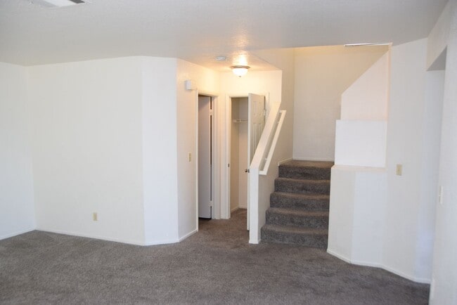 Building Photo - NORTHWEST - 2 STORY HOME - 4 BEDROOMS