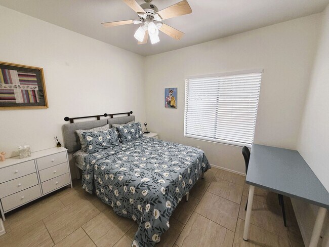 Foto del edificio - Spacious, Stylish, Sharp 2 bed 2 bath 1 car garage and Gated Community!