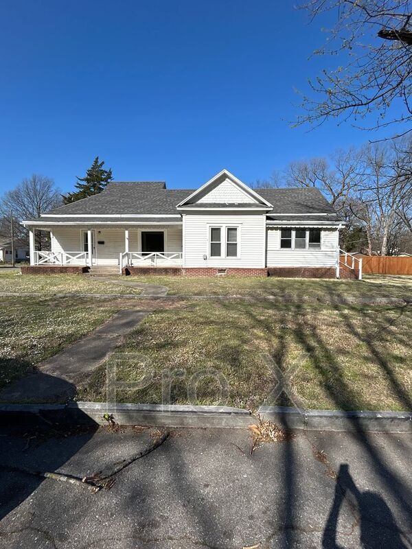 Building Photo - 702 W 1st St