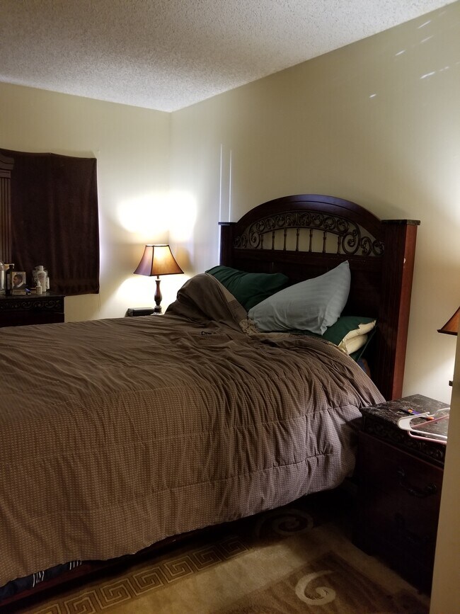 Foto del edificio - 1056 N Benoist Farms Rd