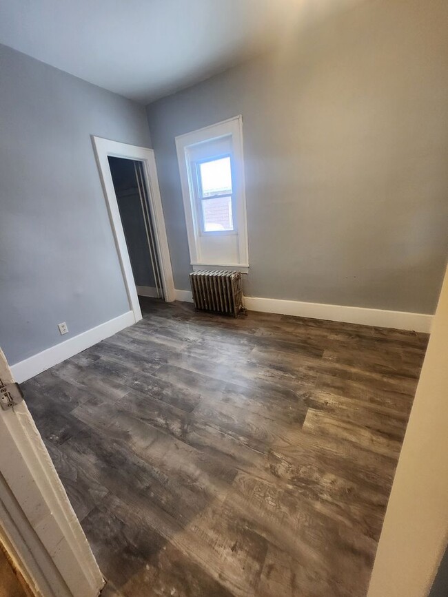 Building Photo - Upper 2 bedroom unit with all utilities in...