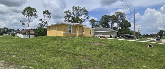Foto del edificio - GREAT SW LEHIGH LOCATION-THREE BEDROOM -2 ...