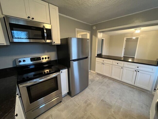 Building Photo - 3217 Plaza Cir