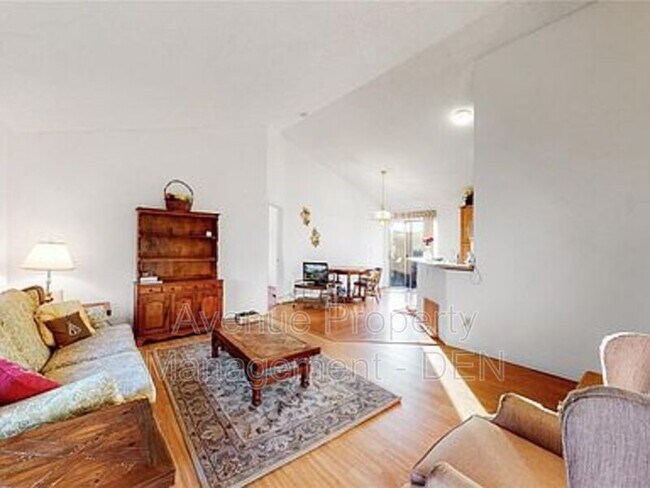 Foto del edificio - 8871 Cloverleaf Cir