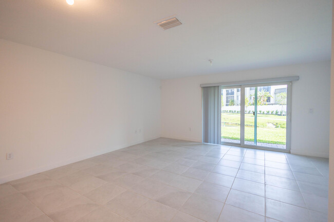 Foto del edificio - 6786 Broadwater Ln