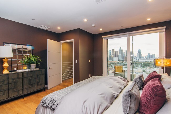Master Bed w/ Balcony - 1035 Figueroa Terrace