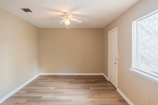 Foto del edificio - 733A Pointe Court