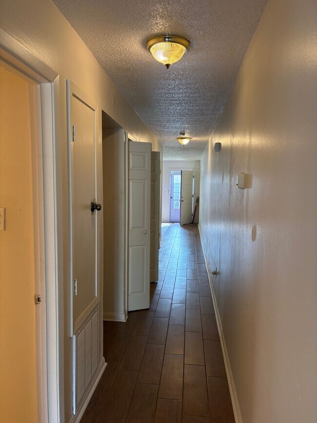 Building Photo - 3 Bedroom Townhome Just 3 Blocks from St. Charles Ave.