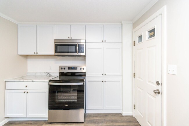 Building Photo - 3 bd/1ba fenced in backyard 1400 Hunt Ct
