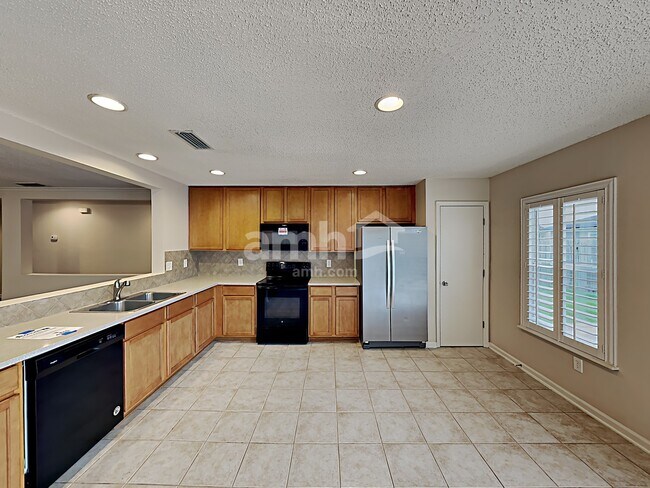 Building Photo - 562 MacKenzie Cir