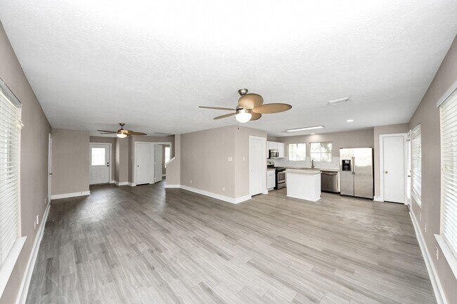 Building Photo - 18178 Woodsdale Ct