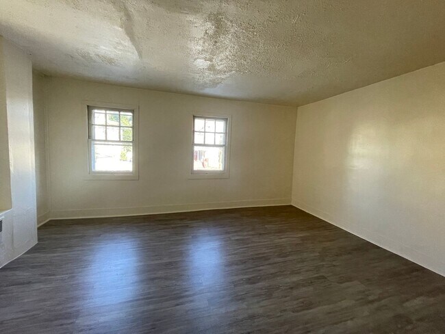 Building Photo - Adorable Twin 2 bed 1 bath Home FOR RENT B...