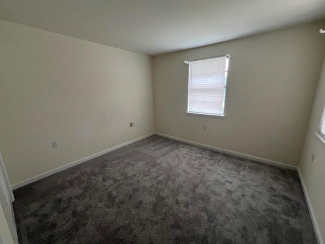 Building Photo - 322 Deer Lake Dr