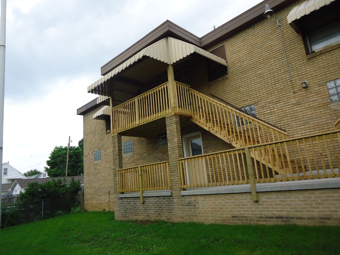 Entrance - 537 Sewickley St