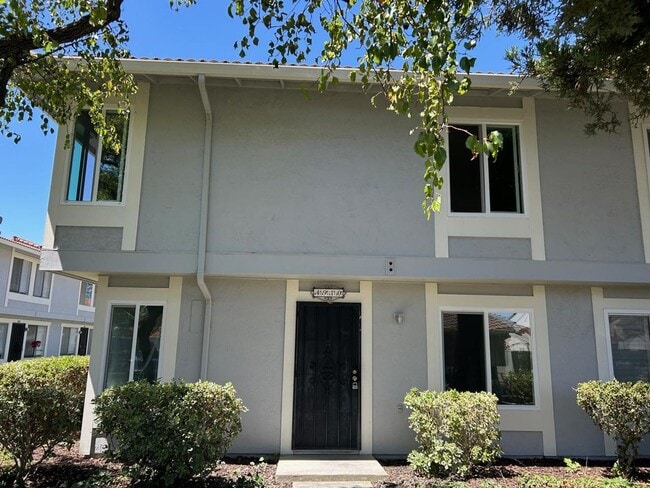 Foto del edificio - Brand-New, Fully Renovated 3 Bd / 1.5 Bth ...