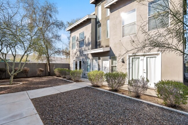 Roosevelt West Townhomes - Roosevelt West Townhomes