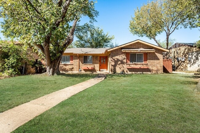 Photo - 2121 Travis Dr House