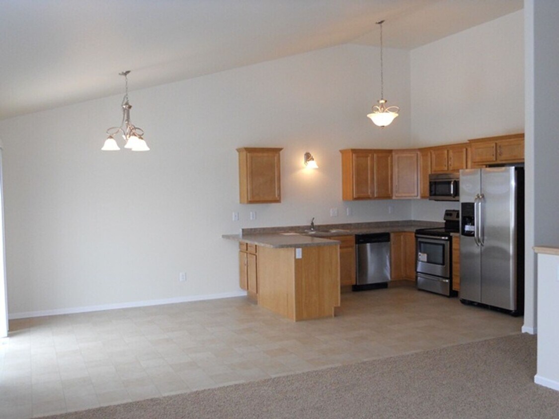 Foto principal - 3 Bed 3 Bath Twin Home