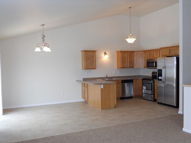 Building Photo - 3 Bed 3 Bath Twin Home