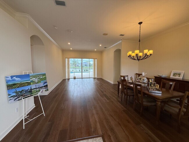 Foto del edificio - Luxurious 4 Bedroom 3 Bath Lakefront Pool Home W/3-Car Garage