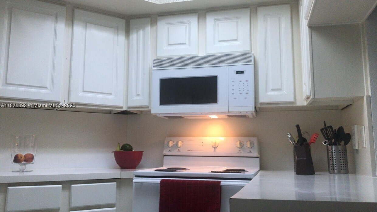 Foto del edificio - 8323 Lake Dr