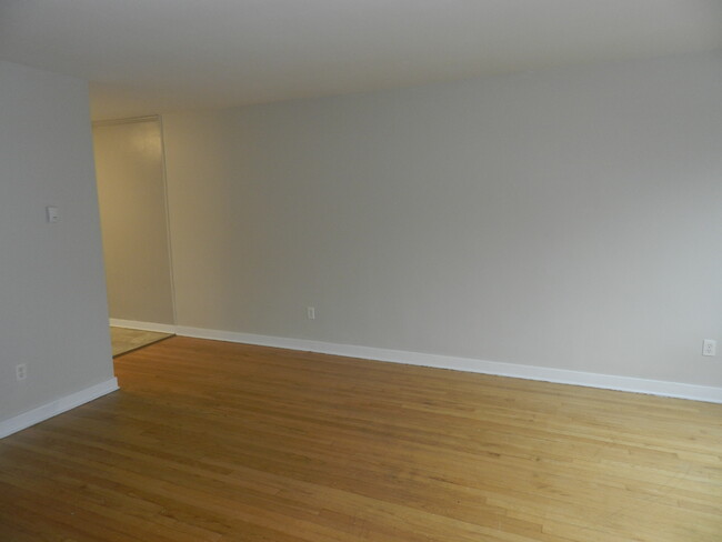 Photo du bâtiment - SPACIOUS TWO- LEVEL TWO BEDROOM APARTMENT ...