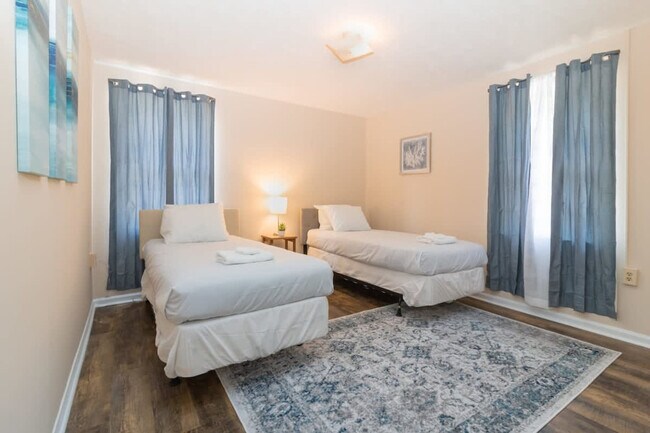 Building Photo - 3912 Crestview Dr