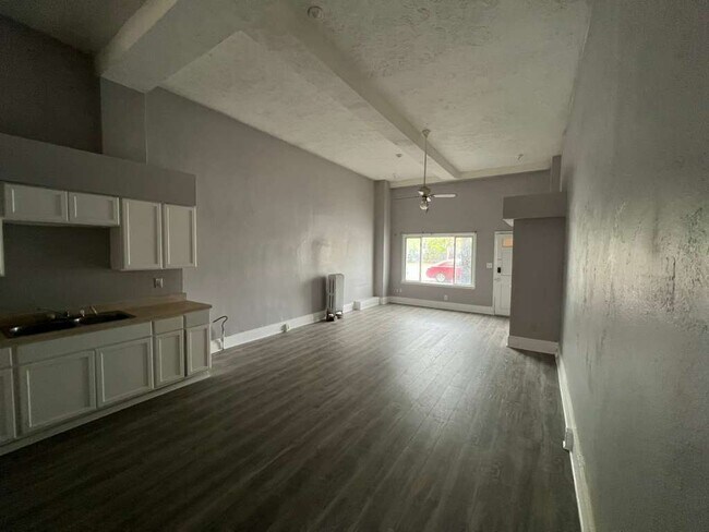 Building Photo - 14628 Lakeshore Blvd