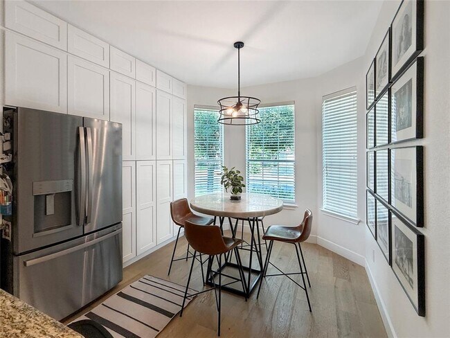 Foto del edificio - 803 Meadow Bluff Ct