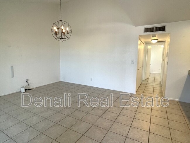 Building Photo - 822 S Langley Ave