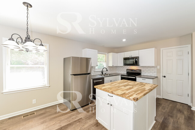 Building Photo - Feel comfortable in this lovely home