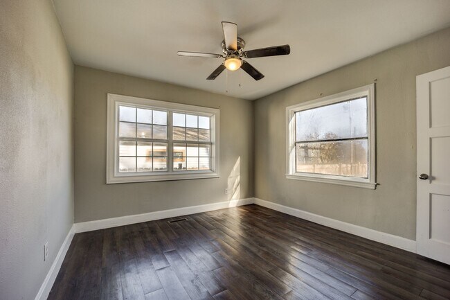 Building Photo - Freshly Renovated 2 Bedroom Home