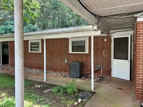 Building Photo - 625 Venita Dr