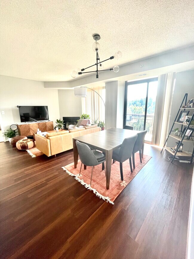 Sala de estar con balcón y puertas correderas. - 2230 George C Marshall Dr