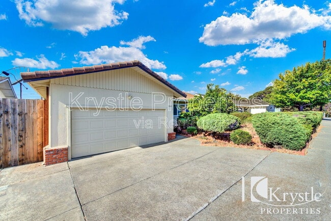 Building Photo - 949 N Camino Alto