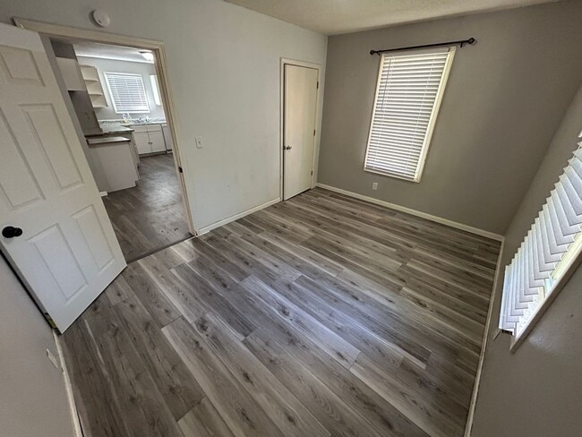 Building Photo - 3 bed/ 1 Bath