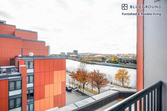 Building Photo - 812 Memorial Dr