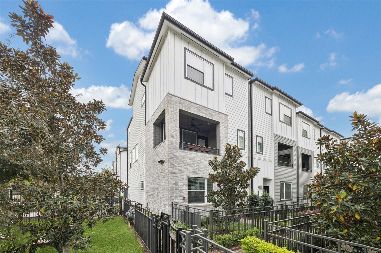 Primary Photo - 1055 Timbergrove Yards Ln