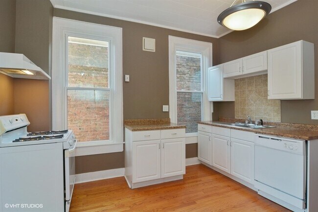 Foto del edificio - 2248 N Southport Ave