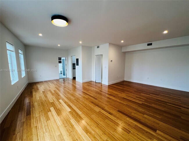 Foto del edificio - 960 Bay Dr