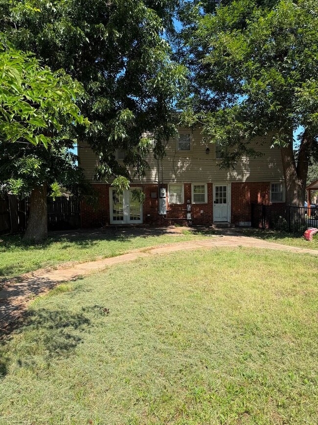 Foto del edificio - Renovated 2 Story, Large Lot, 3 Bedrooms and 2 1/2 bathrooms