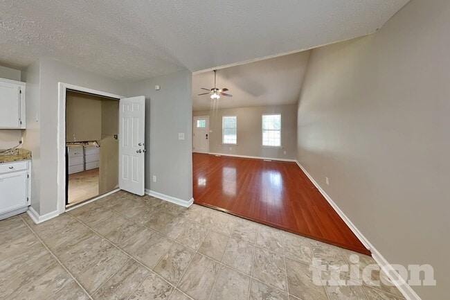 Building Photo - 48 Hale Haven Dr