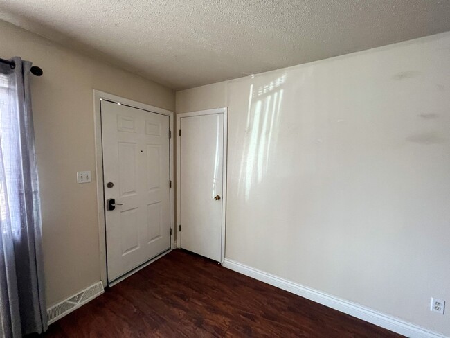 Building Photo - Redlands 3 bed 1.5 bath with yard